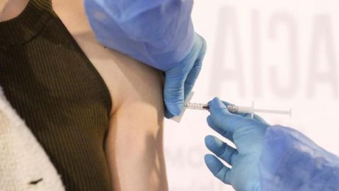 Imagen de una mujer vacun&aacute;ndose contra el coronavirus