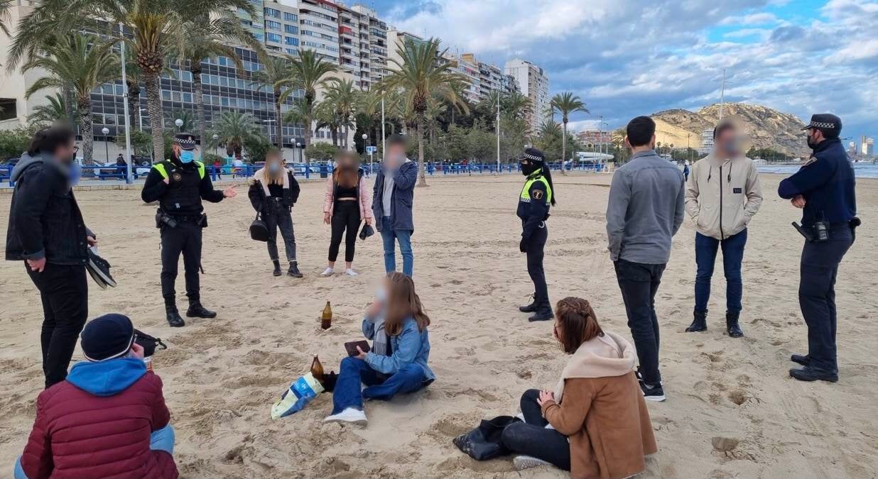 La Policía Local de Alicante disuelve botellones, seis fiestas y suma 123 denuncias por incumplir normas anticovid La Policía Local de Alicante disuelve botellones, seis fiestas y suma 123 denuncias por incumplir normas anticovid