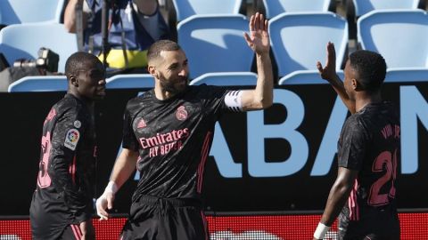 El delantero franc&eacute;s del Real Madrid Karim Benzema celebra con sus compa&ntilde;eros tras marcar el 0-1 ante el Celta de Vigo