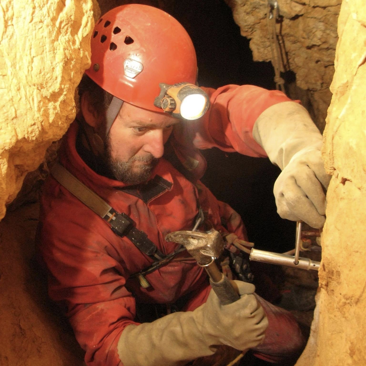 Un sevillano en la cueva más profunda del mundo: A 2200 metros bajo tierra en 'Krúbera Voronya' Un sevillano en la cueva más profunda del mundo: A 2200 metros bajo tierra en 'Krúbera Voronya'
