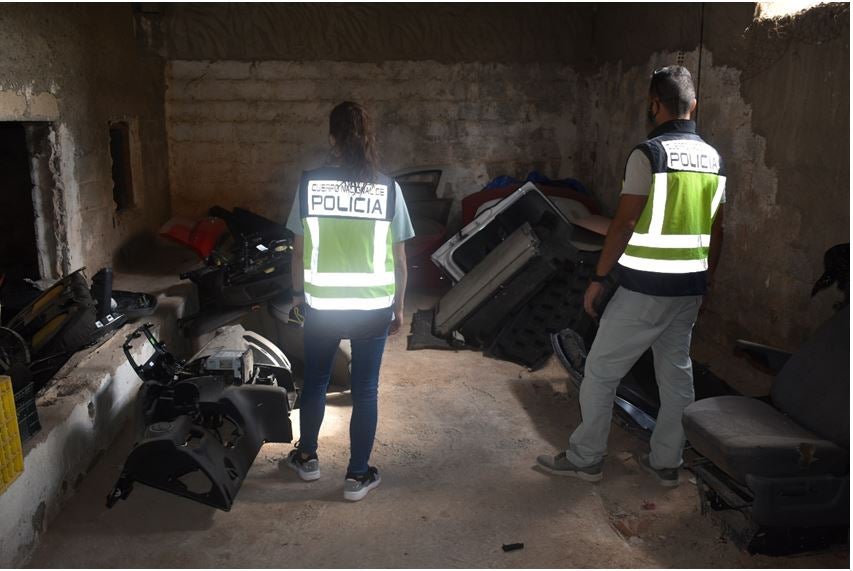 Desarticulada una red que robaba vehículos y usaba sus piezas en coches accidentados para venderlos Desarticulada una red que robaba vehículos y usaba sus piezas en coches accidentados para venderlos