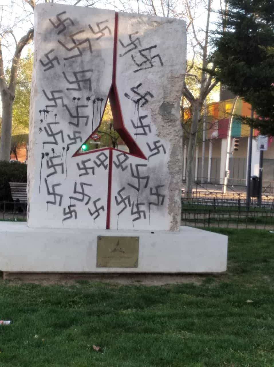 Vandalizan con esvásticas un monumento a las Brigadas Internacionales en Vicálvaro Vandalizan con esvásticas un monumento a las Brigadas Internacionales en Vicálvaro