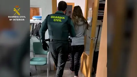 Un agente de la Guardia Civil con una de las mujeres detenidas. Un agente de la Guardia Civil con una de las mujeres detenidas.