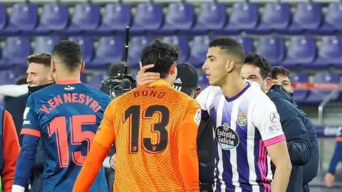 El portero del Sevilla FC Yassine Bounou saluda a su compatriota Jawad El Yamiq, del Real Valladolid, tras el encuentro de LaLiga El portero del Sevilla FC Yassine Bounou saluda a su compatriota Jawad El Yamiq, del Real Valladolid, tras el encuentro de LaLiga