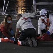 Voluntarios de Cruz Roja y un tripulante de Salvamento Marítimo en el momento de la reanimación a la niña