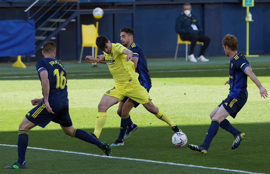 El Villarreal domina a un Cádiz que apretó al final en La Cerámica El Villarreal domina a un Cádiz que apretó al final en La Cerámica
