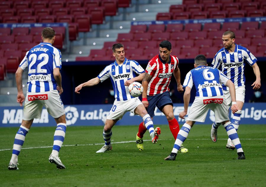 El Atlético de Madrid gana al Alavés con un gol de Luis Suárez El Atlético de Madrid gana al Alavés con un gol de Luis Suárez