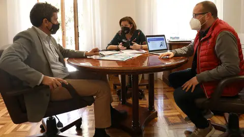 La alcaldesa, María Gómez, presenta al presidente, Carlos Mazón, el Plan Estratégico con el que la localidad pretende obtener fondos europeos fondos