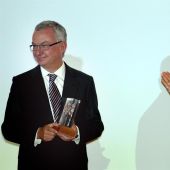 Josep Baselga recibe el premio Mike Price del XXII Congreso Bienal de la European Association for Cancer Research (EACR) de manos de la reina Letizia.