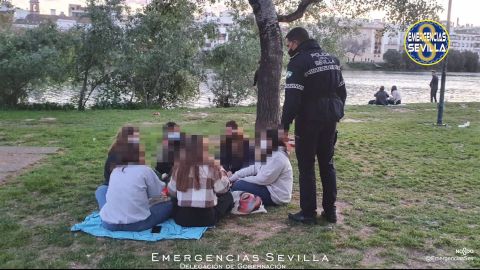 Un agente de la Policía Local denuncia a un grupo de jóvenes que hacen botellón en las inmediaciones del rió