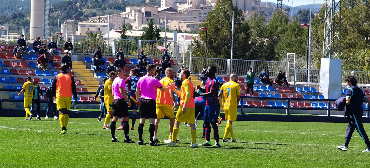 Machuca debutó en el Orihuela con buen juego pero con goleada en contra Machuca debutó en el Orihuela con buen juego pero con goleada en contra