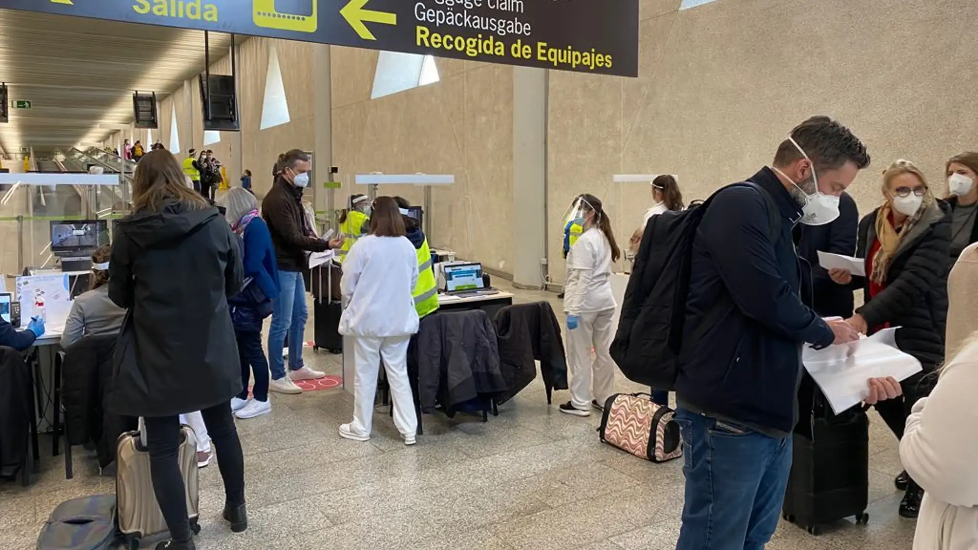 Sanidad Exterior realiza el control de pasajeros de vuelos internacionales en el aeropuerto de Son Sant Joan de Mallorca para verificar que cuentan con una PCR negativa