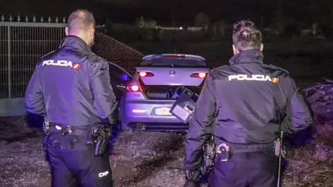 Agentes de la Policía Nacional de Elche junto al vehículo de los detenidos. Agentes de la Policía Nacional de Elche junto al vehículo de los detenidos.
