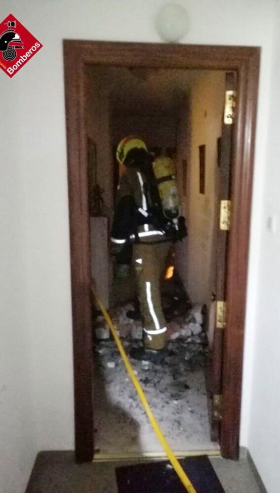 Un bombero en el incendio de Elche.