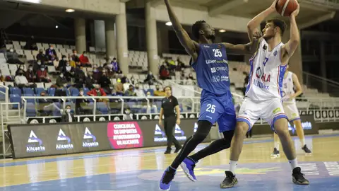 Una jugada del partido entre Alicante y Liberbank Oviedo Baloncesto. Una jugada del partido entre Alicante y Liberbank Oviedo Baloncesto.