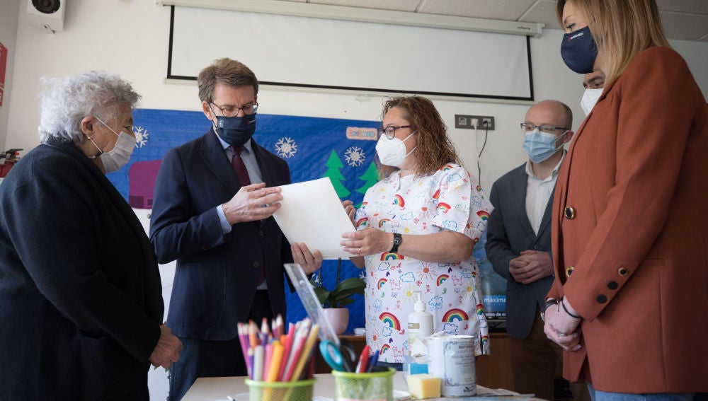 O presidente da Xunta, Alberto Núñez Feijóo, acompañado pola conselleira de Política Social, Fabiola García, visita a Casa do Maior en Castrelo de Miño
