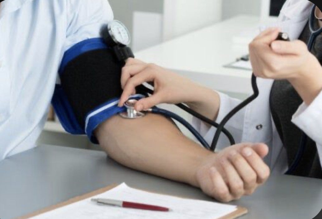 Limitar el consumo de sal por debajo de los 5 gramos al día reduce el riesgo de padecer hipertensión y enfermedades cardíacas Limitar el consumo de sal por debajo de los 5 gramos al día reduce el riesgo de padecer hipertensión y enfermedades cardíacas