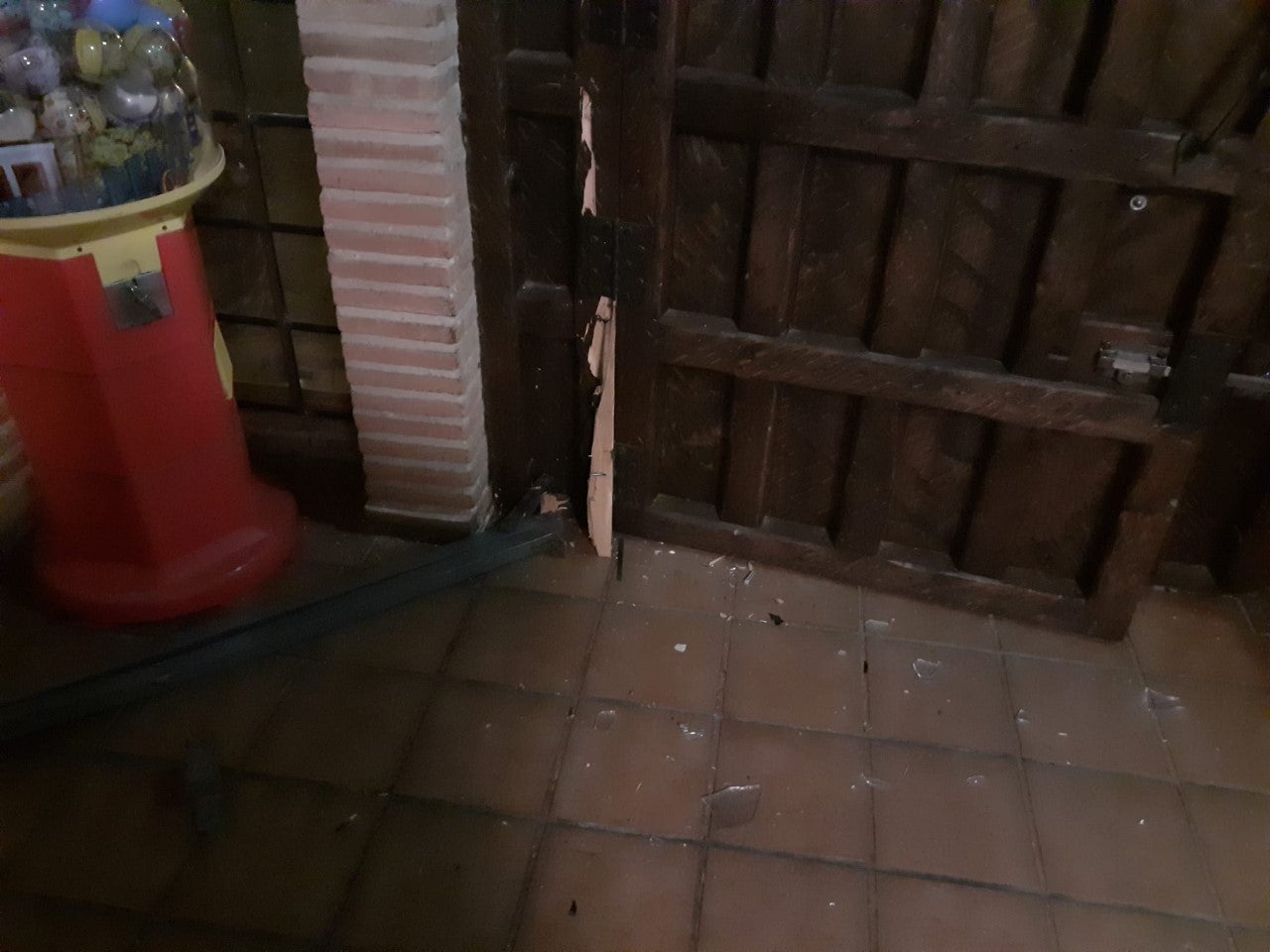 Alunizaje de madrugada en el Restaurante las Vasijas de Alcázar de San Juan Alunizaje de madrugada en el Restaurante las Vasijas de Alcázar de San Juan