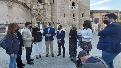 El candidato Juan Ávila junto a otros miembros del partido