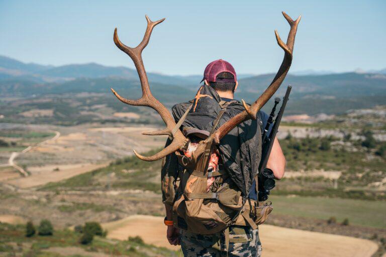 La Guardia Civil denuncia a dos personas por la caza y tenencia de una cabeza de ciervo macho sin acreditar su lícita procedencia La Guardia Civil denuncia a dos personas por la caza y tenencia de una cabeza de ciervo macho sin acreditar su lícita procedencia