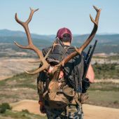 La Guardia Civil denuncia a dos personas por la caza y tenencia de una cabeza de ciervo macho sin acreditar su lícita procedencia