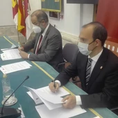 Garde y Bellido han firmado los dos convenios de colaboración Garde y Bellido han firmado los dos convenios de colaboración