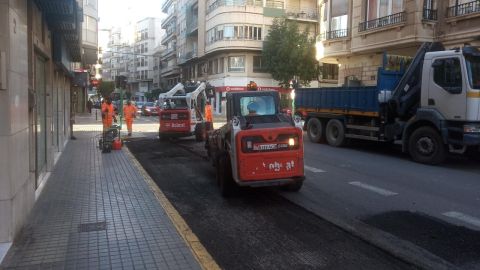 Trabajos de asfaltado en la calle Doctor Caro de Elche.