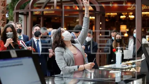 Elecciones Madrid 2021: Isabel Díaz Ayuso pide explicaciones por carta a Nadia Calviño por el bloqueo de ayudas a pymes y autónomos Elecciones Madrid 2021: Isabel Díaz Ayuso pide explicaciones por carta a Nadia Calviño por el bloqueo de ayudas a pymes y autónomos