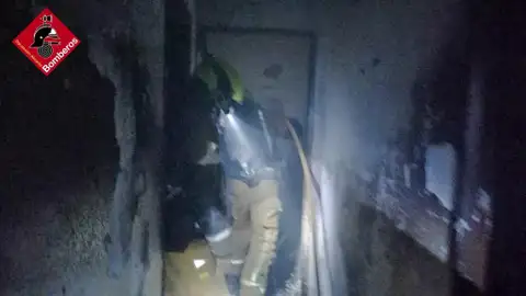 Efectivos de bomberos en el edificio incendiado en Elche. Efectivos de bomberos en el edificio incendiado en Elche.