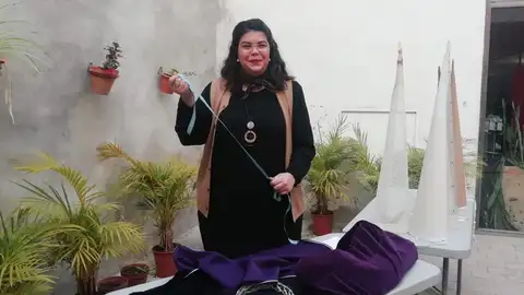 Carmen explica los distintos tipos de 'capirucho' Eventos con Historia hace recorridos teatralizados por el Centro Histórico