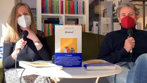 Susana Pedreira entrevista a Juan Tallón presentando "Rewind" Entre micros e libros en Cronopios Pontevedra