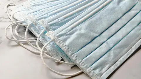 Un montón de mascarillas higiénicas Un montón de mascarillas higiénicas