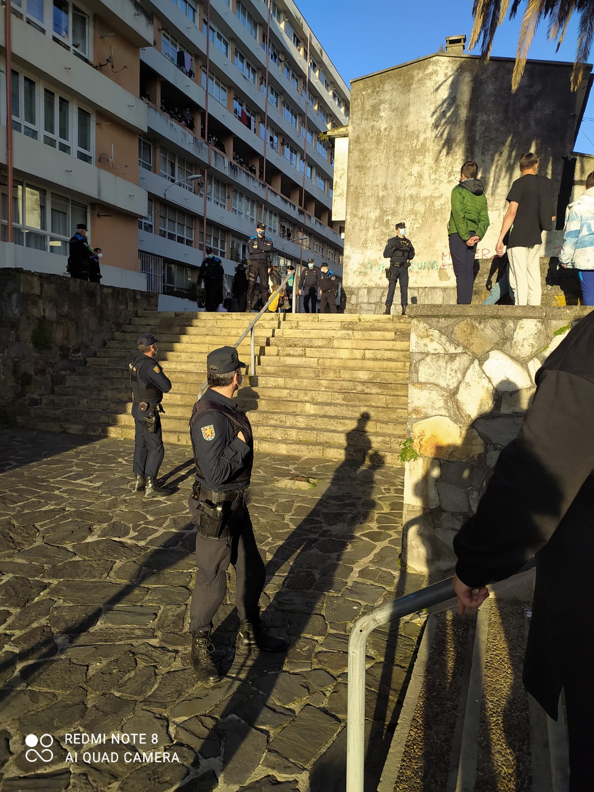 Vecinos del Barrio de las Flores desalojan una casa ocupada ilegalmente Vecinos del Barrio de las Flores desalojan una casa ocupada ilegalmente