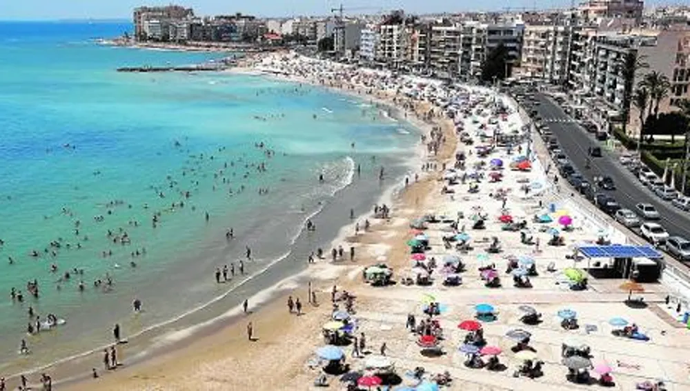 El dispositivo contará con unos 25 socorristas que ofrecerán sus servicios en la playa de La Mata, Los Locos, El Cura y Los Náufragos, en horario ininterrumpido de 11:00 a 19:00 horas 