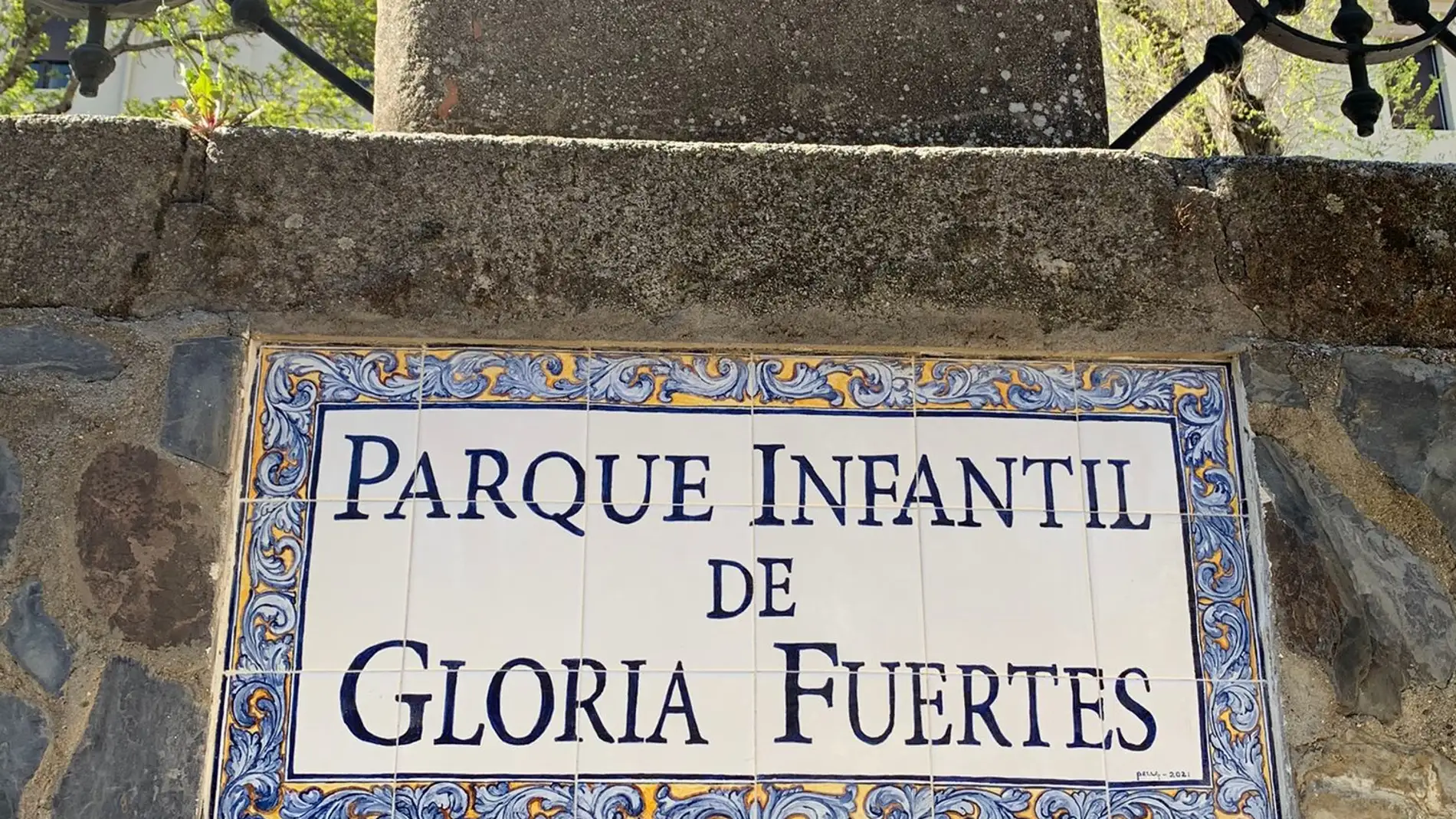 Colocados los azulejos con el nuevo nombre en el parque Gloria Fuertes en Cáceres