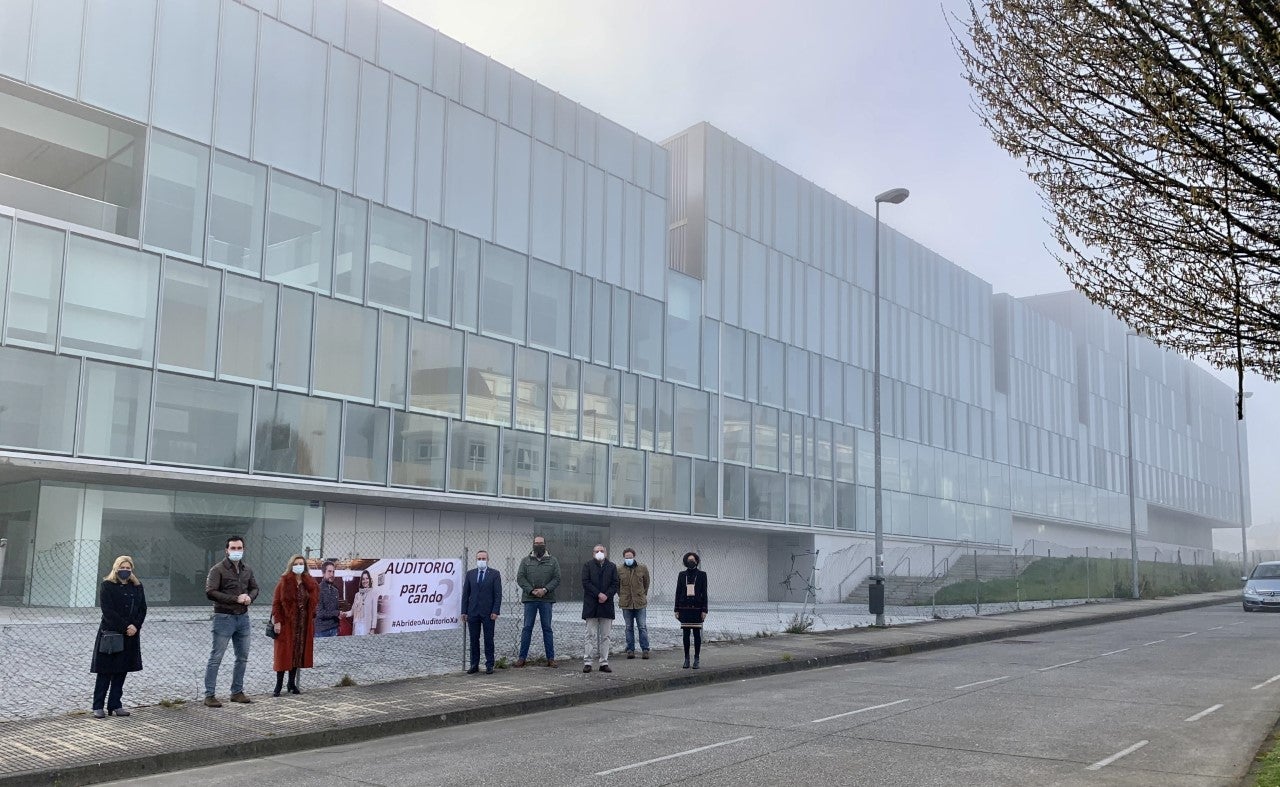 El PP se manifiesta ante el Auditorio para denunciar que sigue sin plazo de apertura El PP se manifiesta ante el Auditorio para denunciar que sigue sin plazo de apertura