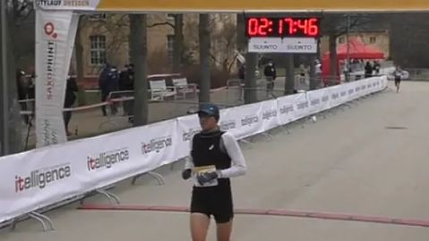 El atleta espa&ntilde;ol, Camilo Santiago, bate el r&eacute;cord de marat&oacute;n &iexcl;De Honduras!