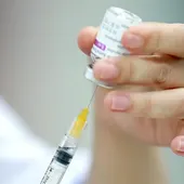 Una sanitaria preparando una dosis de la vacuna contra el coronavirus Una sanitaria preparando una dosis de la vacuna contra el coronavirus