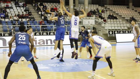 Oliver Arteaga en el salto inicial frente a Alicante