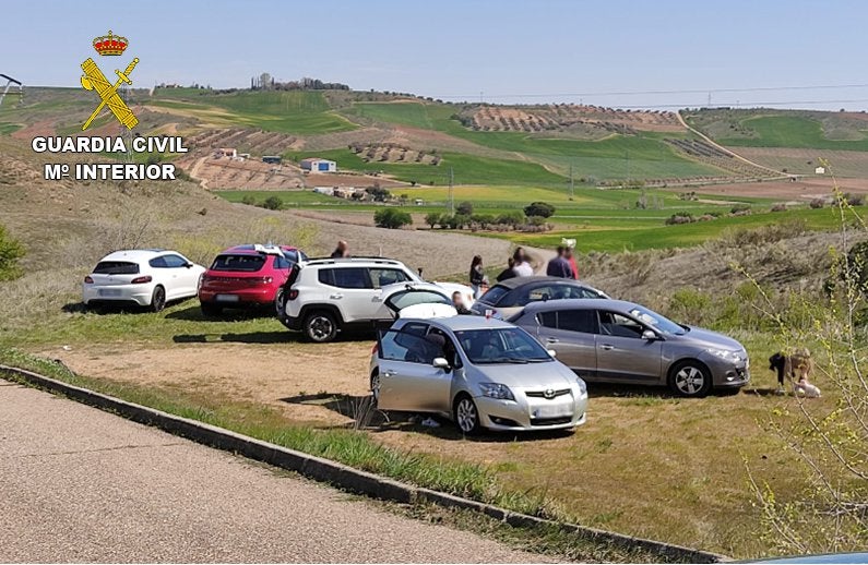 La Guardia Civil desaloja una fiesta ilegal con 65 personas en Albarreal de Tajo La Guardia Civil desaloja una fiesta ilegal con 65 personas en Albarreal de Tajo