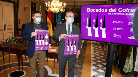 José Luis Álvarez Almeida, presidente de OTEA, y Alfredo Quintana, concejal de turismo del Ayto, de Oviedo, presentan los Bocados del Cofrade. José Luis Álvarez Almeida, presidente de OTEA, y Alfredo Quintana, concejal de turismo del Ayto, de Oviedo, presentan los Bocados del Cofrade.
