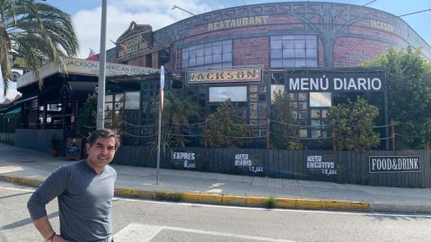 Ismael Soto delante de su establecimiento