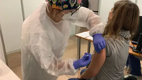 Los equipos médicos vacunan a los ciudadanos en Maó y en Ciutadella. Los equipos médicos vacunan a los ciudadanos en Maó y en Ciutadella.