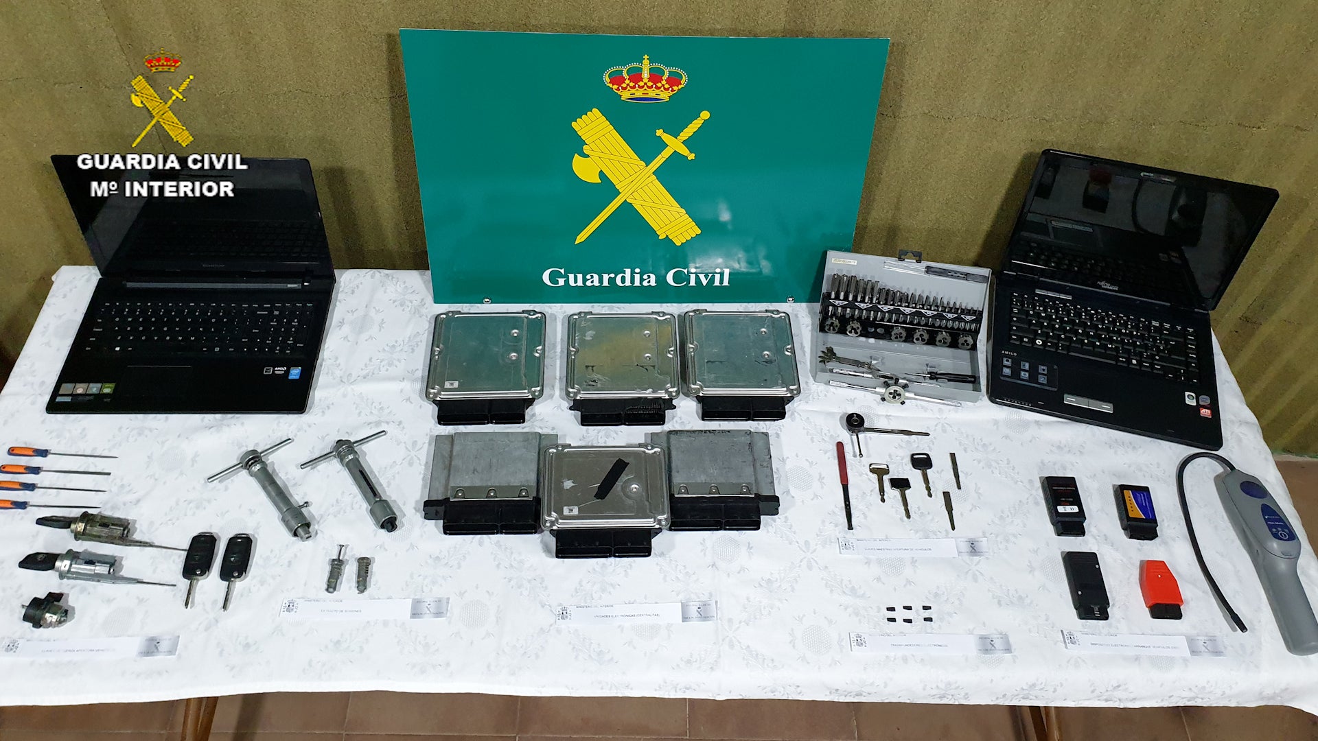 La Guardia Civil desarticula un grupo criminal especializado en el tráfico de vehículos La Guardia Civil desarticula un grupo criminal especializado en el tráfico de vehículos