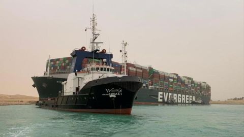 El buque bloqueando el Canal de Suez.