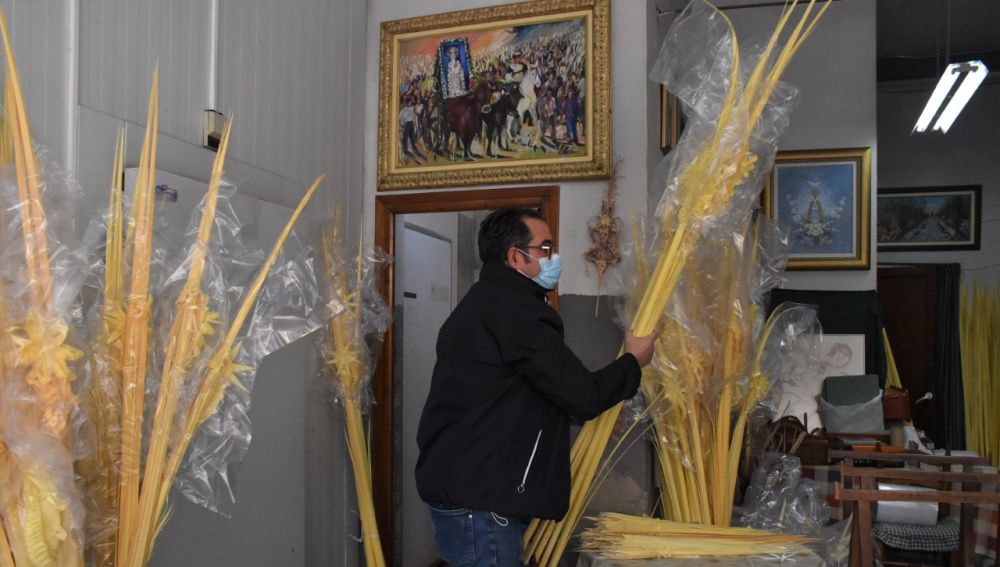 Palmas blancas de Domingo de Ramos en un taller artesanal de Elche.