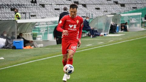 Adán Gurdiel, jugador del Real Murcia, en un encuentro en el Nuevo Arcángel de Córdoba