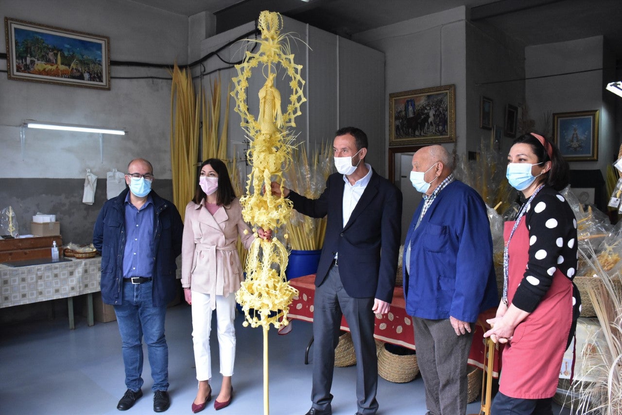 Elche recupera este año la tradición de regalar palmas blancas a distintas autoridades con motivo del Domingo de Ramos Elche recupera este año la tradición de regalar palmas blancas a distintas autoridades con motivo del Domingo de Ramos