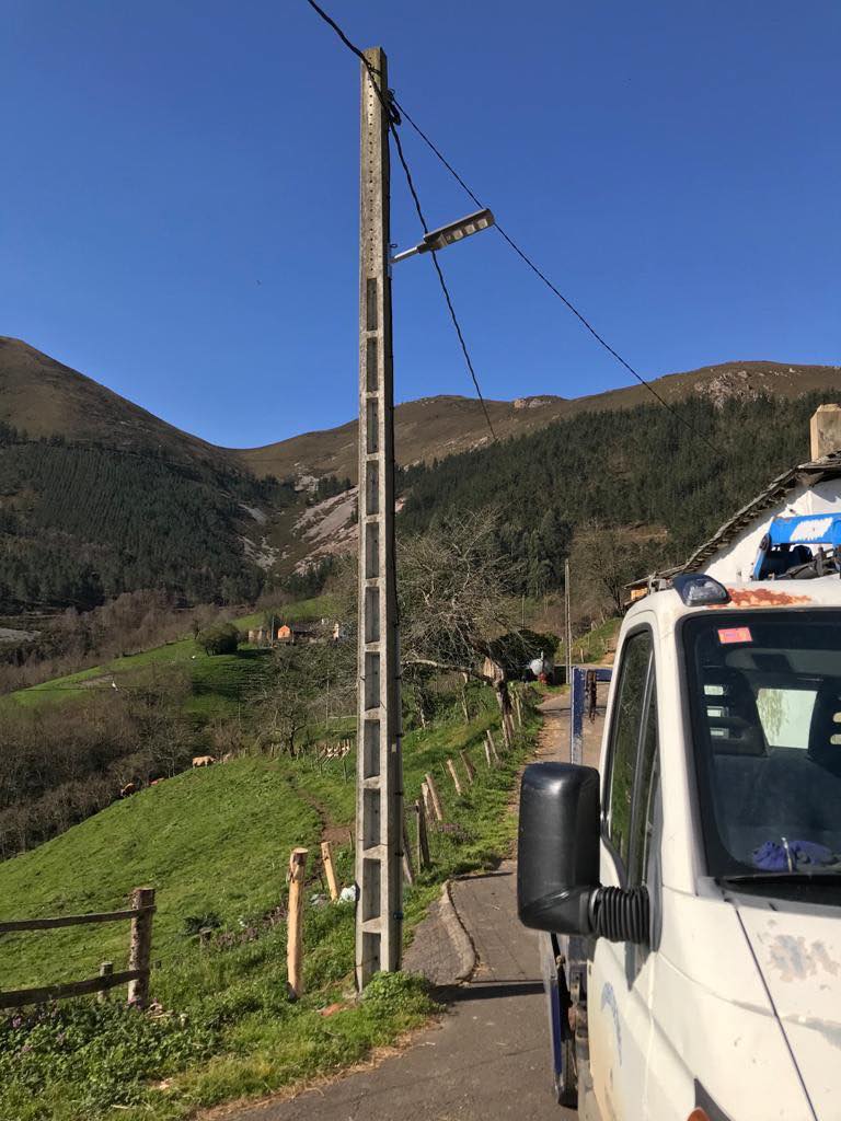 El Ayuntamiento de Tineo instala las primeras luces públicas solares El Ayuntamiento de Tineo instala las primeras luces públicas solares