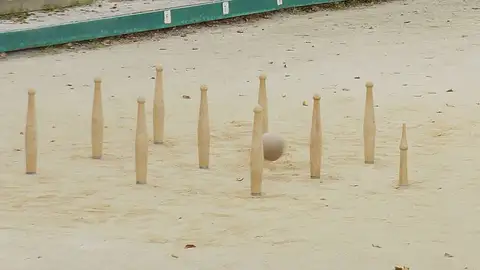 Bolos, bola y emboque en partida de bolo palma https:commons.wikimedia.org/wiki/File:Bolos_y_emboque.jpg#/media/File:Bolos_y_emboque.jpg